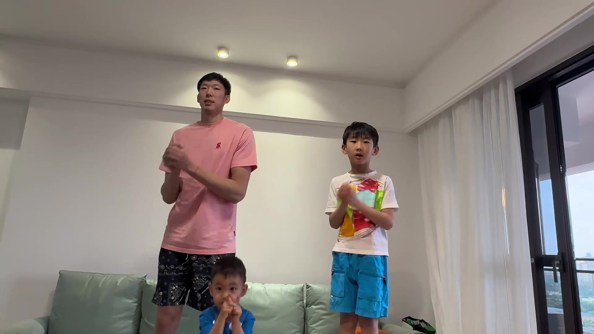 金年会金字招牌诚信至上送祝福!周琦与两个儿子给球迷拜年 正月初二将参加男篮集训