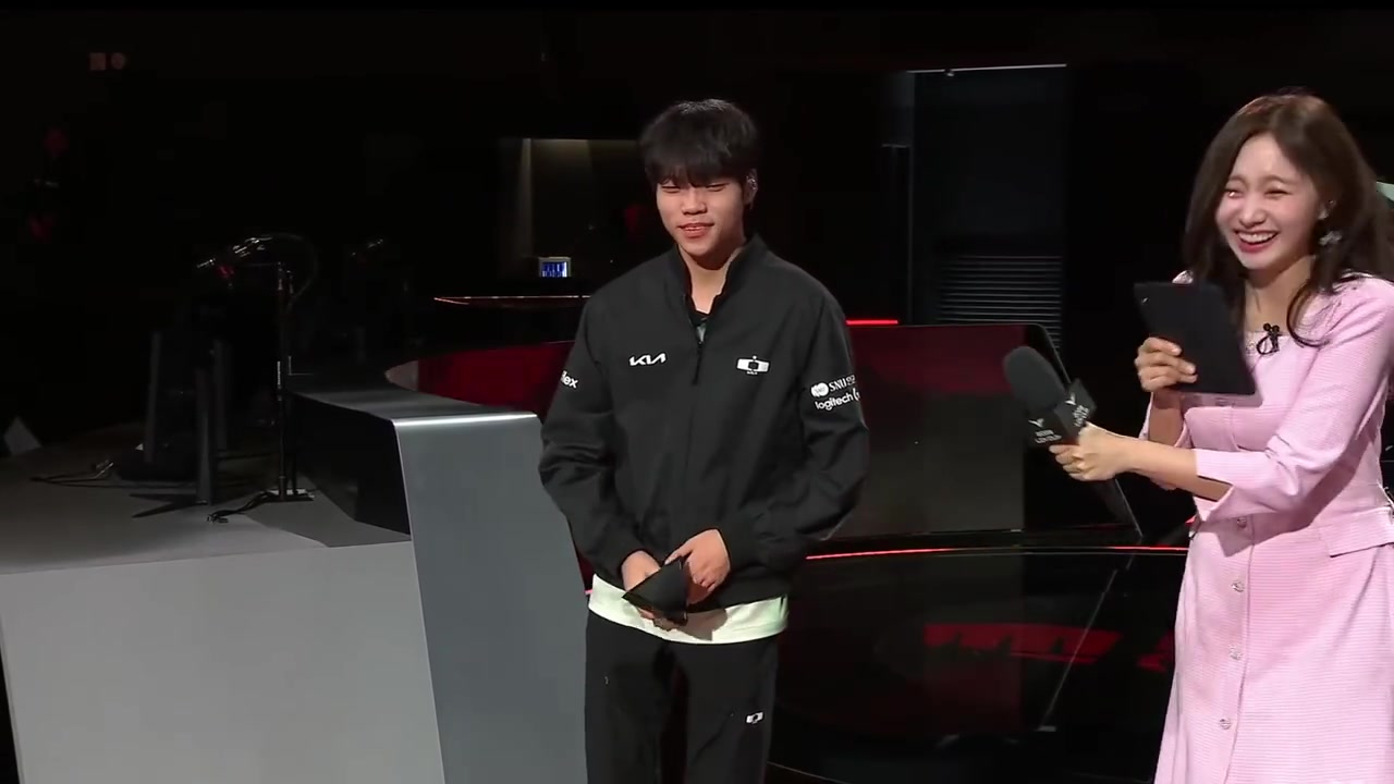 jinnianhui金年会带队战胜BRO拿下小组赛全胜，DK上单Siwoo赛后采访中模仿C罗Siu庆祝