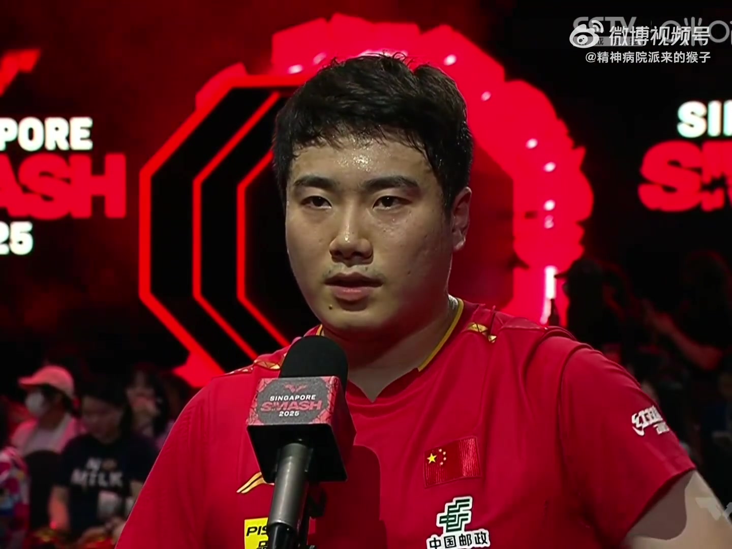 金年会有些无奈🙁梁靖崑赛后采访时,观众爆发热烈“欢呼”打断采访