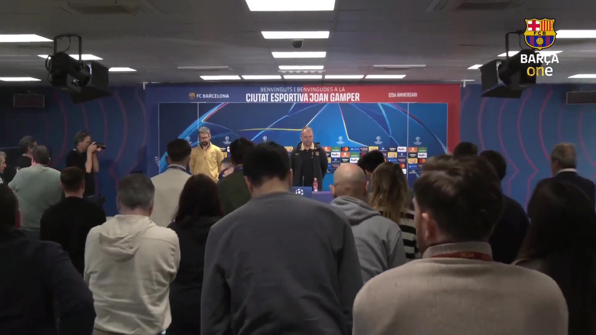 jinnianhui金年会欧冠对阵本菲卡赛前发布会,弗里克&记者为米尼亚罗默哀1分钟