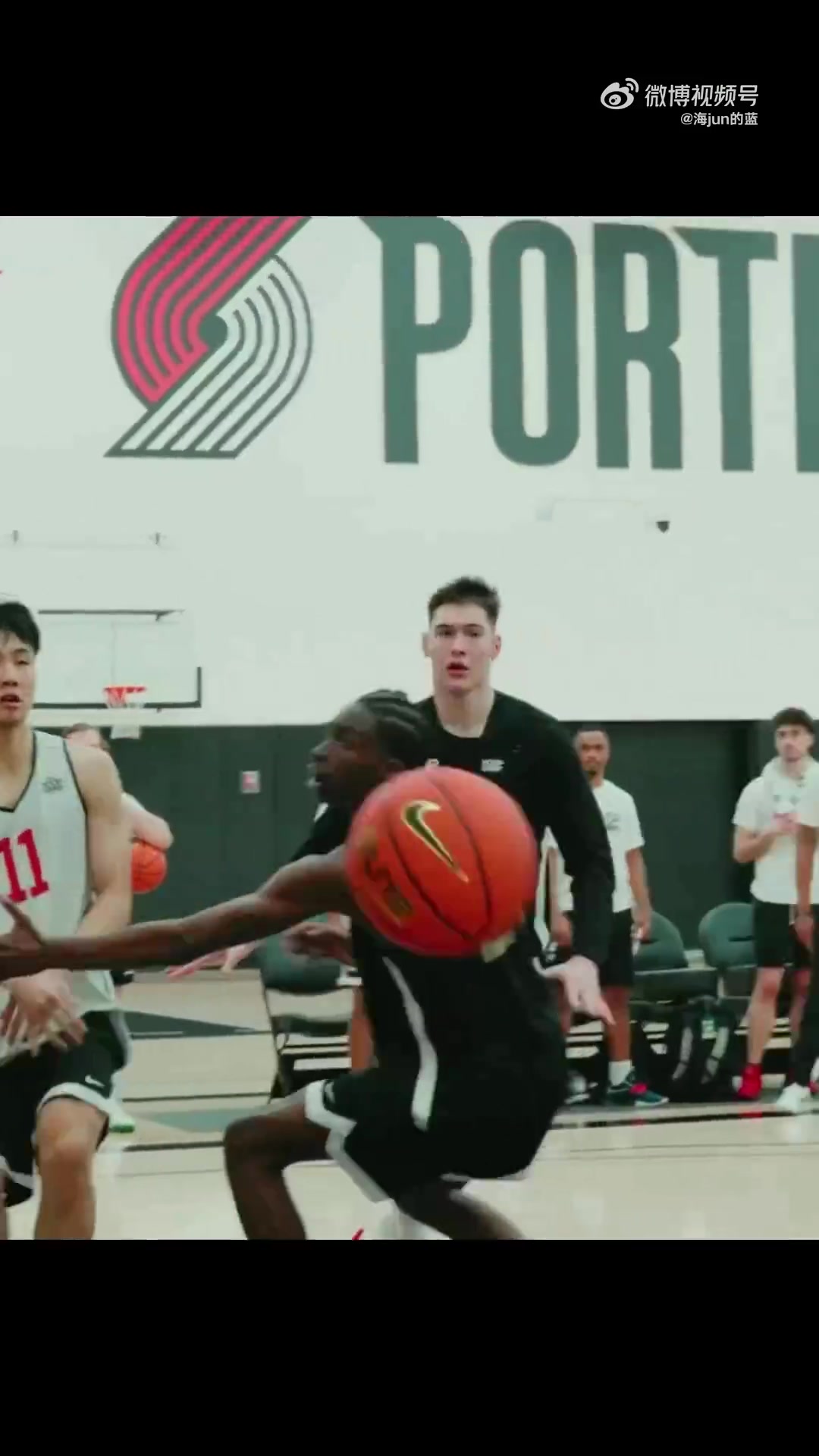 金年会三分+助攻队友暴扣!媒体人晒张博源耐克巅峰赛世界队训练集锦