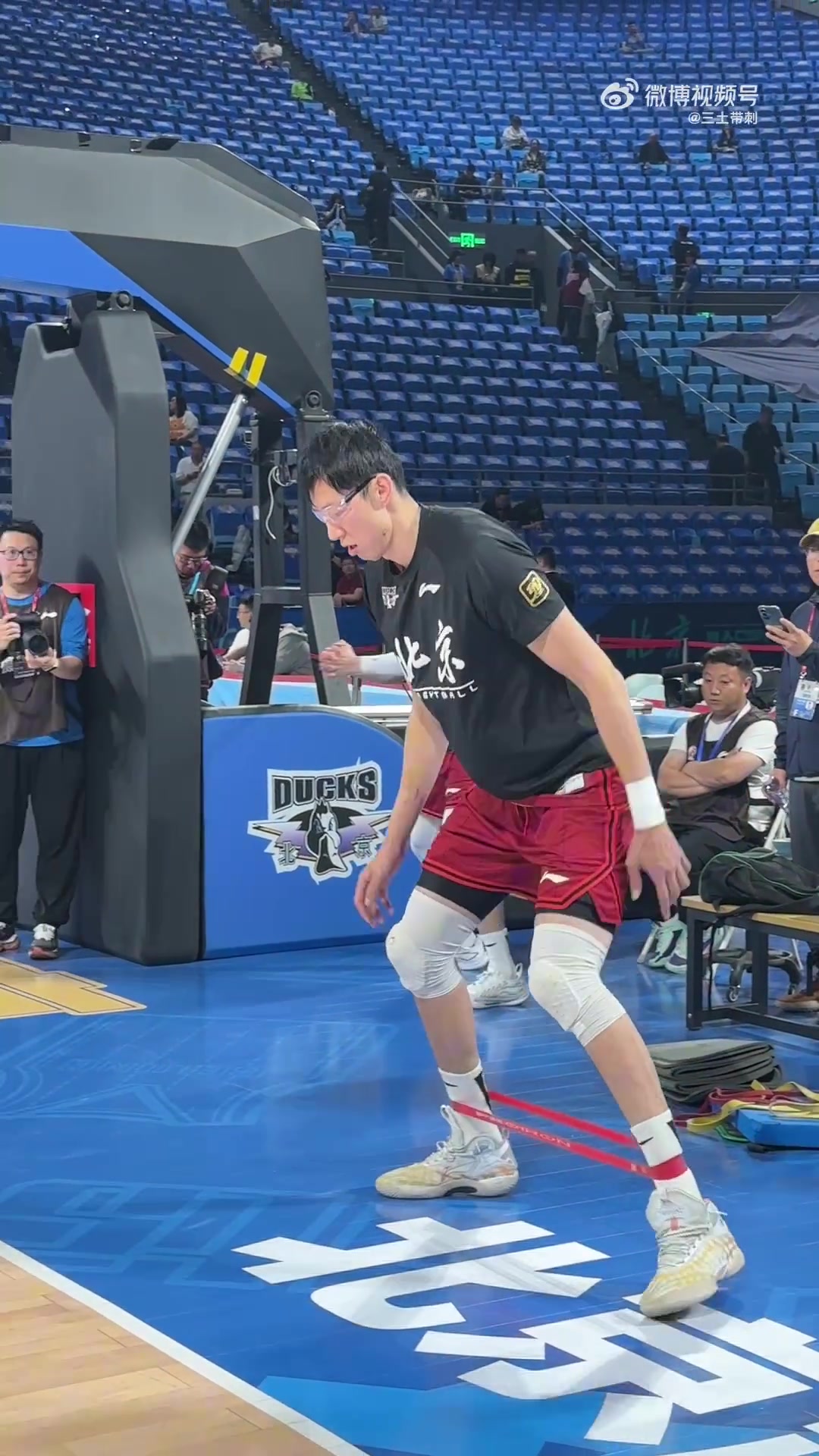 金年会金字招牌诚信至上奉命于危难之间💥!周琦场边进行热身 今晚火线复出上场比赛