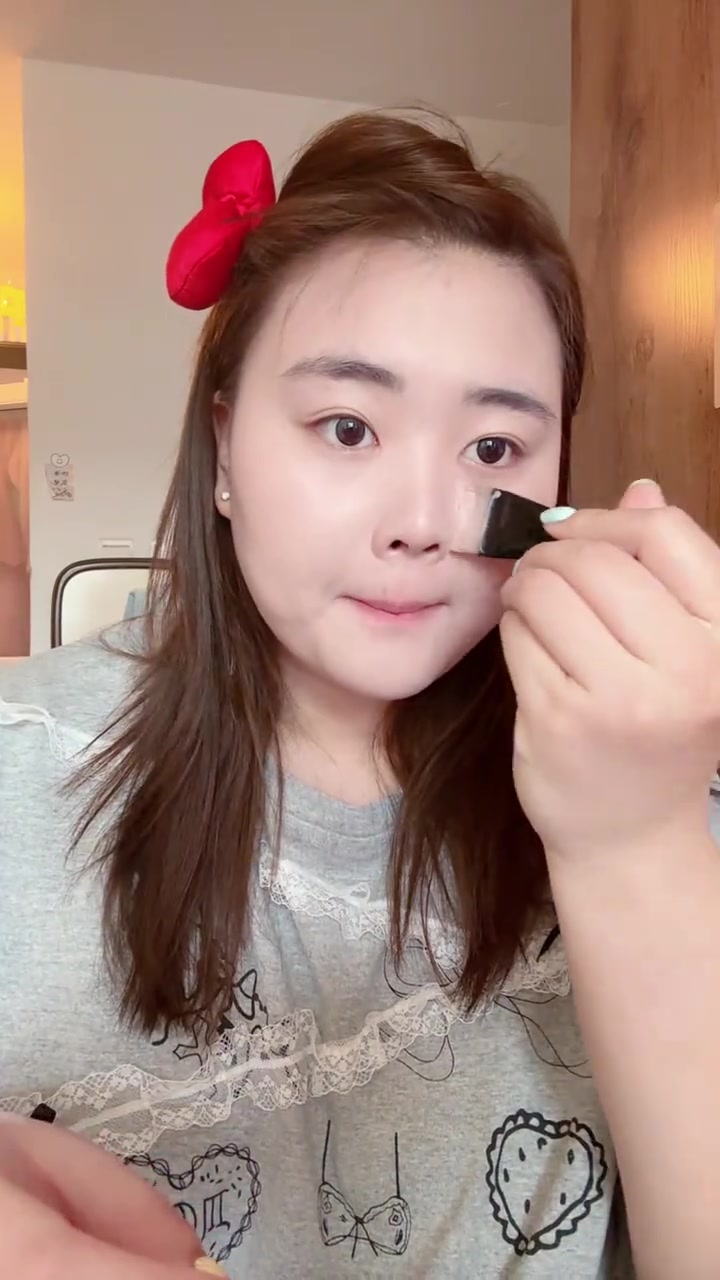 jinnianhui金年会刘禹彤晒日常随笔:来“吃饭”大学 偶遇我和郁金香呀