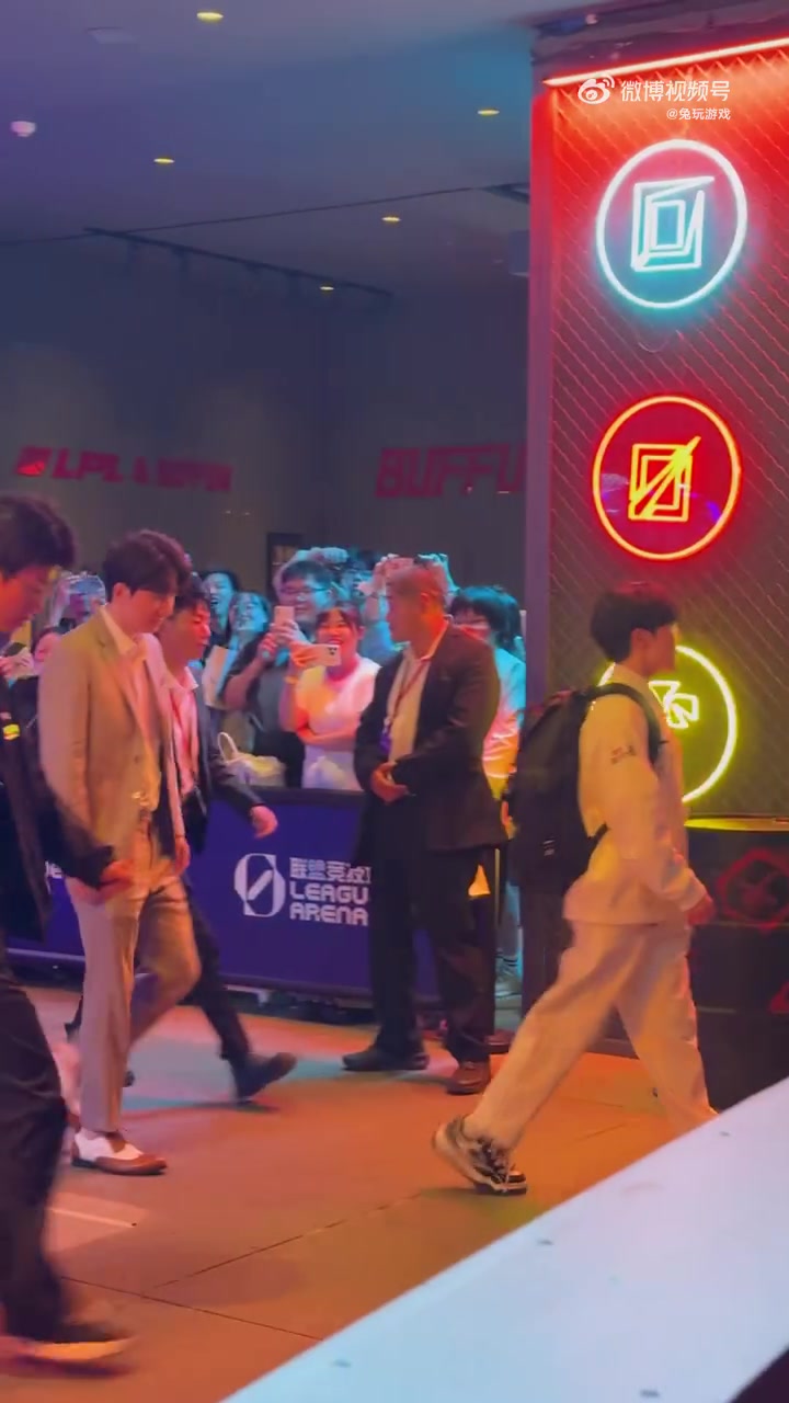 金年会iG粉丝赛后等选手下班纷纷喊“明天加油”“丹神加油”“加油Daeny”