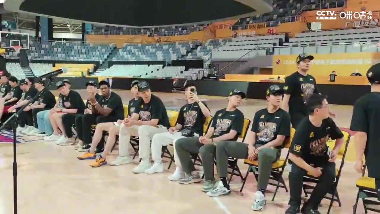 金年会体育没有忘记98号队员！广厦与独腿聋哑小伙何明亮一起共享总冠军荣誉