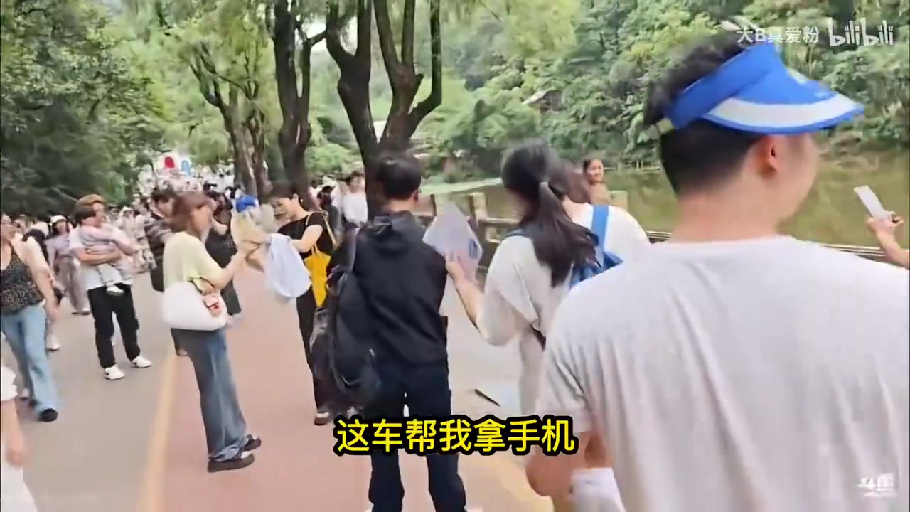 jinnianhui金年会六神猴子!猴王Doinb模仿猴子被抓破胳膊后直道歉