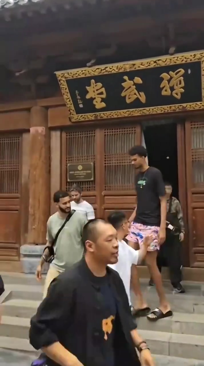 金年会体育😂要出家吗?文班亚马参观少林寺&用斋饭 貌似还剃了光头