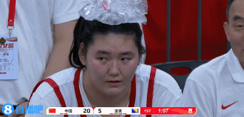 金年会体育还有点萌萌呢!🥰张子宇下场后休息 头顶冰袋降温~