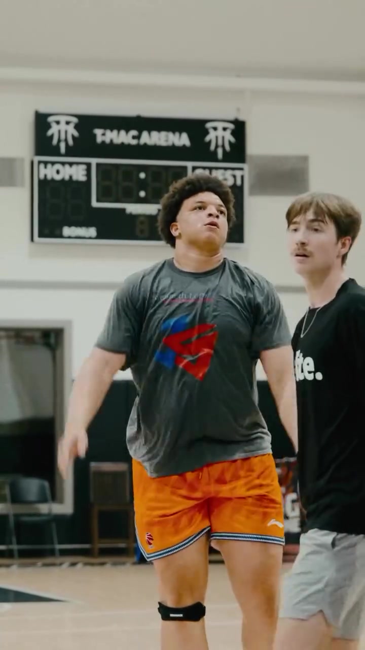 金年会下赛季还回来吗?洛夫顿晒近期训练视频 还穿着上海队的短裤